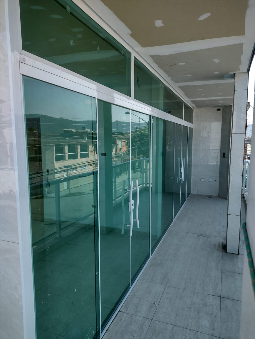 Fachada com portas de vidro de correr