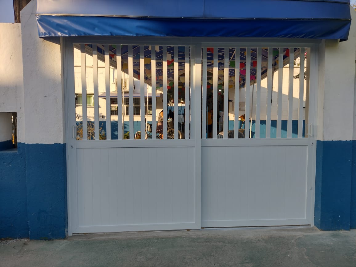 Portão de correr em alumínio branco