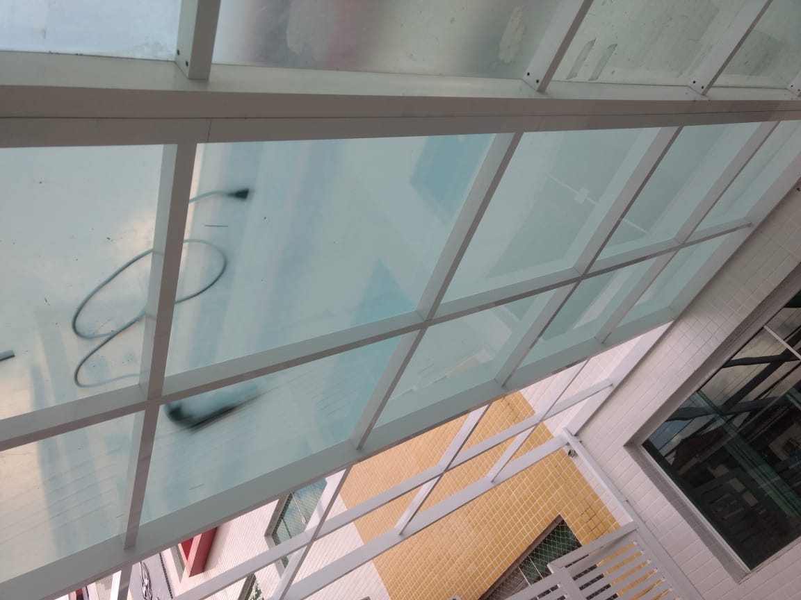Cobertura de vidro com estrutura em alumínio